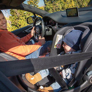 В автомобиле Espiro Pi крепится штатным ремнем безопасности против хода движения