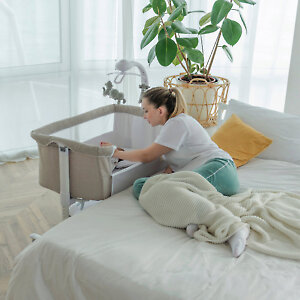 Приставная кроватка Carrello Bloom позволяет родителям создать общее пространство для сна и развлечения с малышом