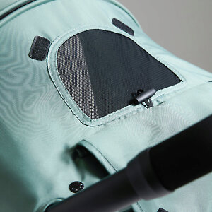 Смотровое окошко на капоре удобно расположено, закрывается клапаном на липучках